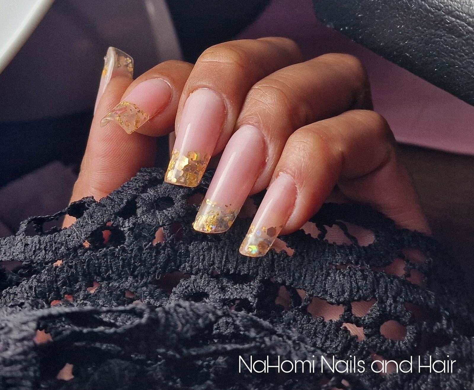 Lange heldere acrylnagels met bladgoud in de tips