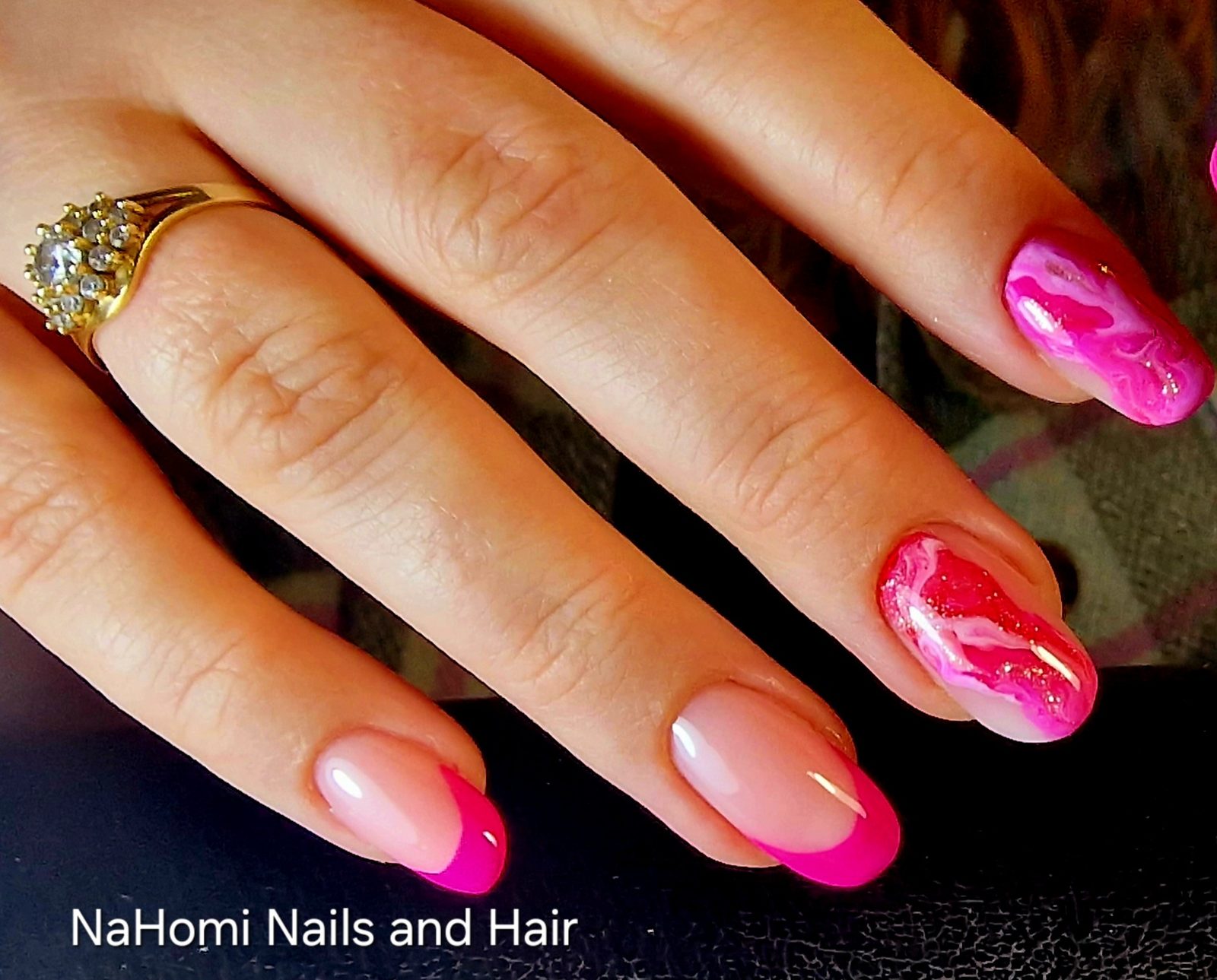 Roze French met twee felroze gemarmerde accentnagels