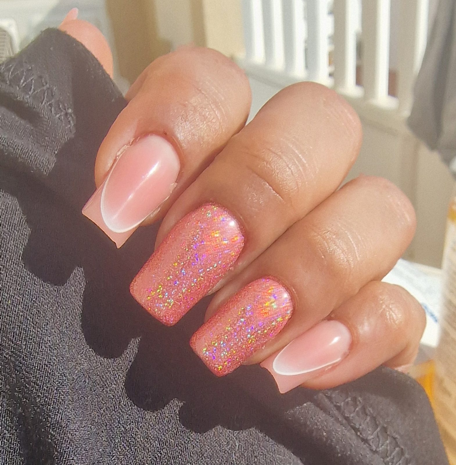 Nude en roze nagels met holografische glitter, gezet door Naomi