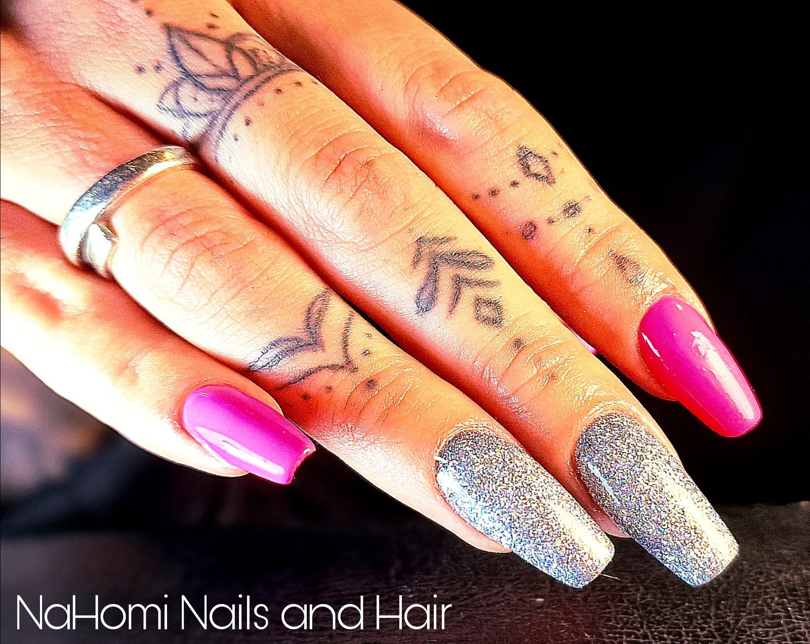 Felroze en zilveren glitternagels, lang en coffin gevijld