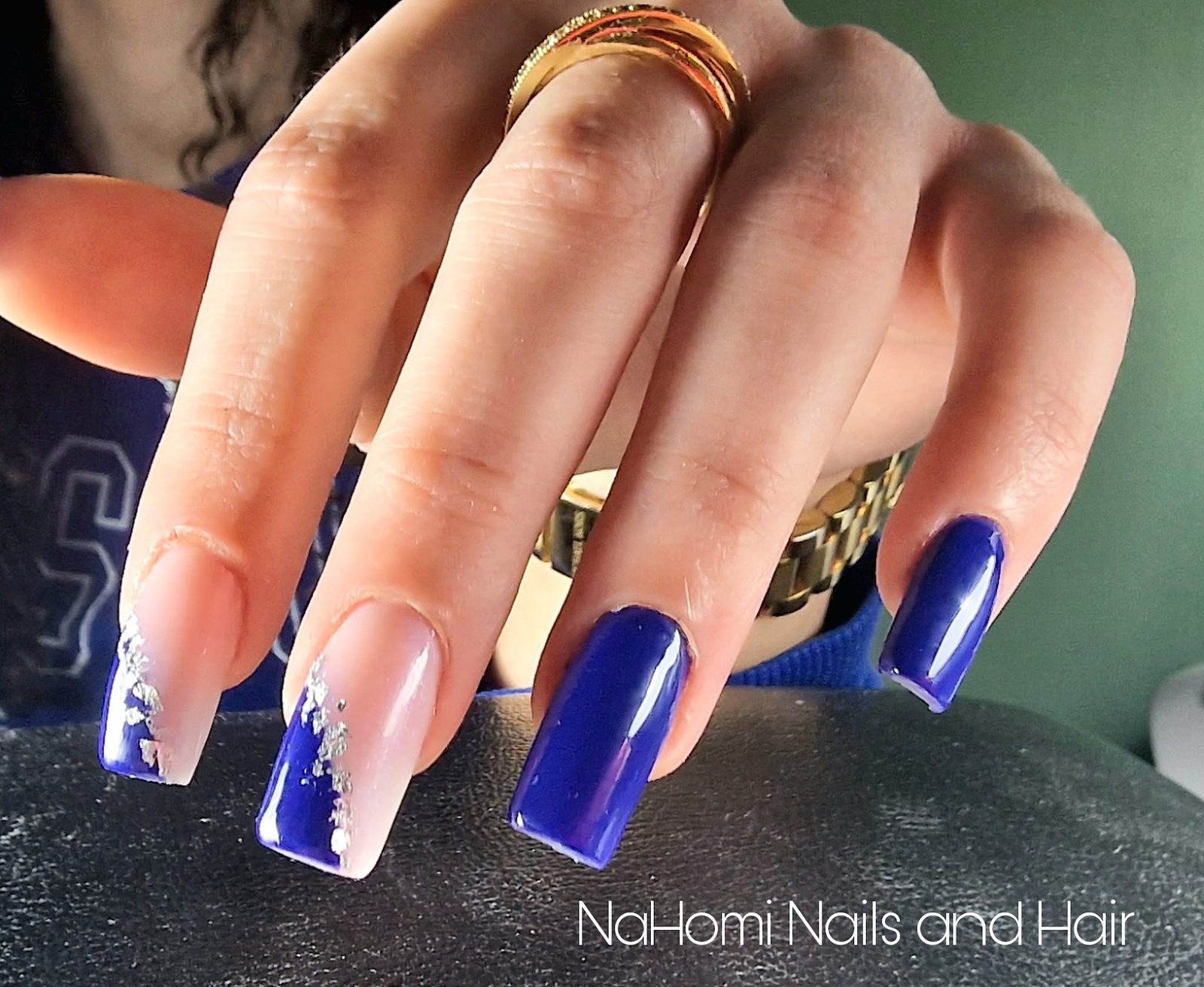 Kobaltblauwe nagels met een nude French en steentjes