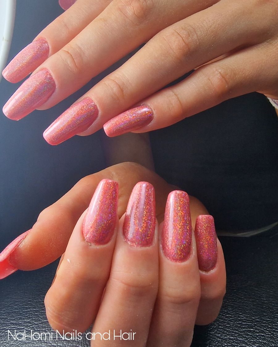 Twee handen met roze holografische coffin-nagels